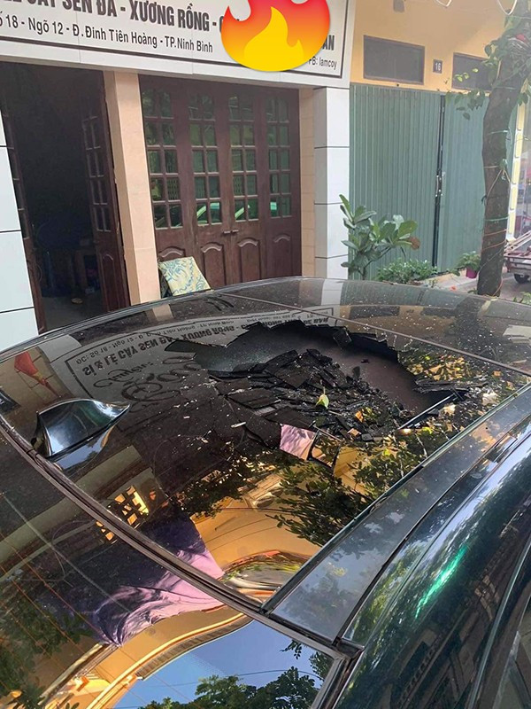 Từ trước đến nay trên MXH thường xuất hiện tình trạng đỗ xe và xe bị vỡ kính, tuy nhiên nguyên nhân phần lớn do trái cây từ trên cao rơi xuống, hay bẹ dừa,...