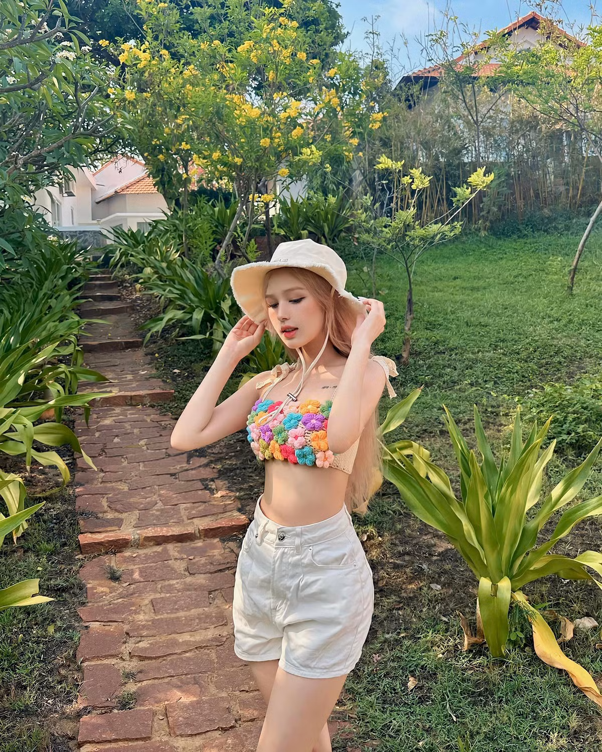 Dù ở góc chụp nào, vợ Xemesis cũng khiến khán giả mê mẩn bởi phần eo thon gọn, săn chắc.