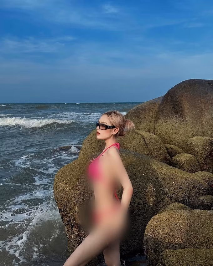 Diện bộ bikini màu hồng kén dáng nhưng gái xinh Sài thành vẫn khoe trọn được những lợi thế hình thể như đôi chân dài miên man, vòng eo con kiến phẳng lỳ cùng với cặp gò bồng đảo căng tràn.