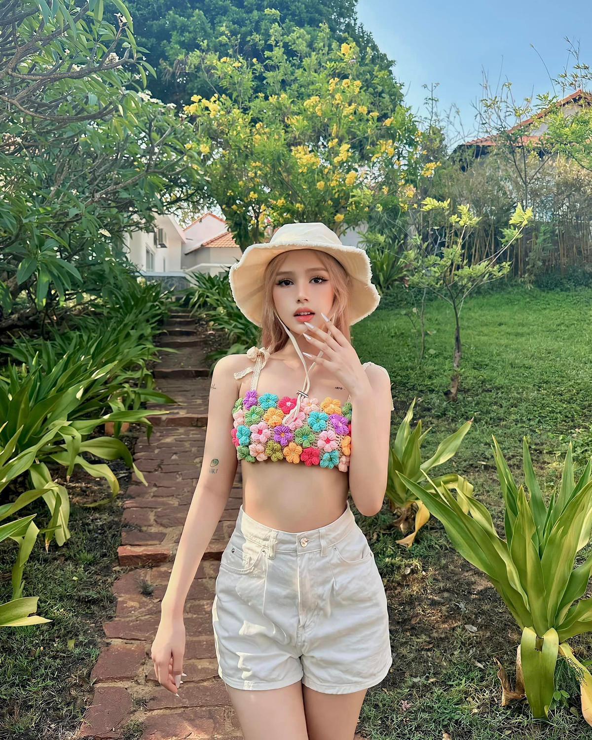 Màu hồng bánh bèo kén người mặc như thế mà Xoài Non còn có thể chinh phục được nhờ làn da trắng mịn màng.