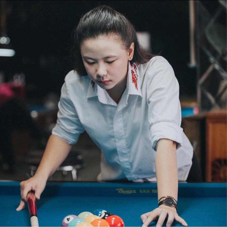 Nguyễn Hoàng Yến Nhi đại diện cho Việt Nam thi đấu ở nội dung carom 3 băng nữ tại SEA Games 32. Sau khi hạ gục tay cơ của Thái Lan Jaisuekul tại bán kết, người đẹp 24 tuổi giành quyền vào chung kết.