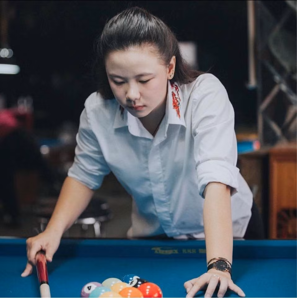 Nguyễn Hoàng Yến Nhi đại diện cho Việt Nam thi đấu ở nội dung carom 3 băng nữ tại SEA Games 32. Sau khi hạ gục tay cơ của Thái Lan Jaisuekul tại bán kết, người đẹp 24 tuổi giành quyền vào chung kết.