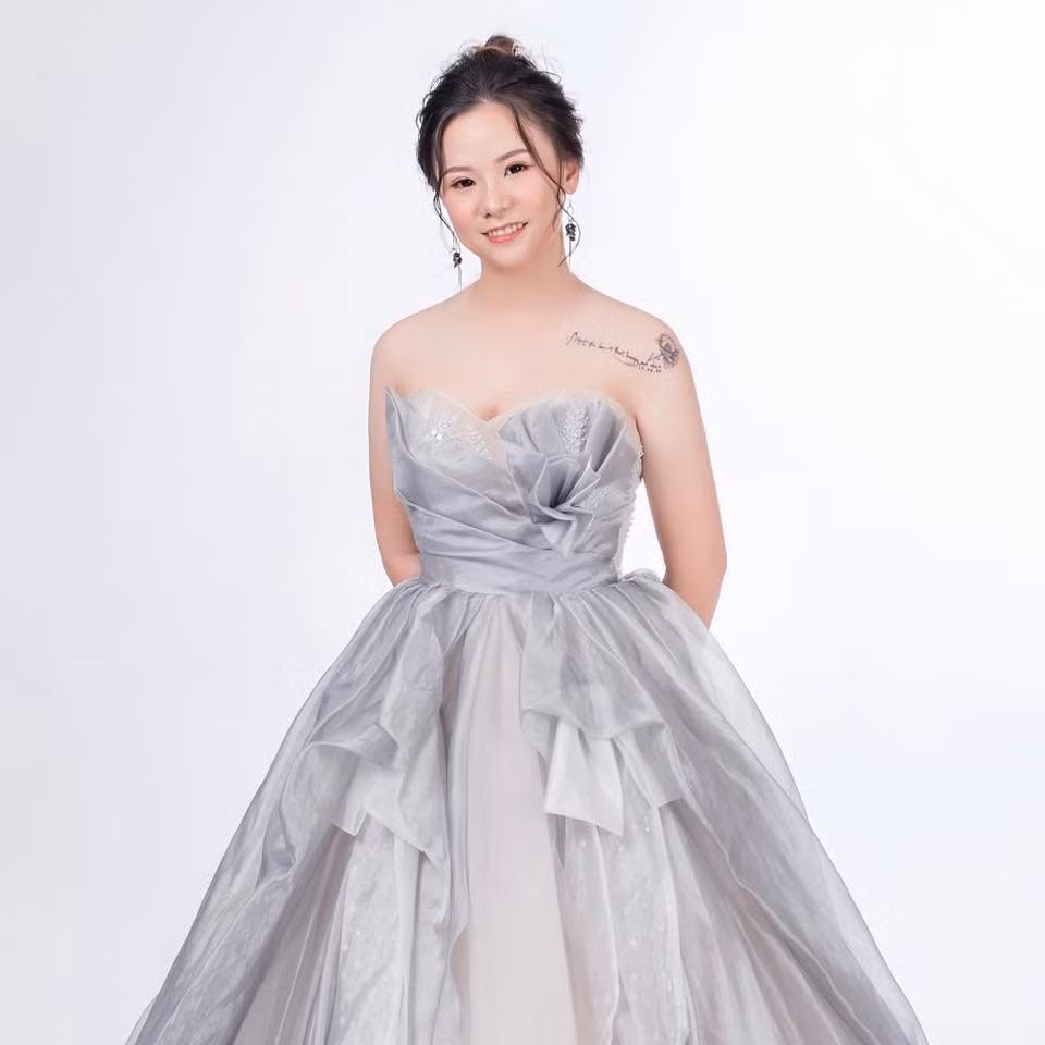 Được biết Yến Nhi đã lập gia đình và có một đứa con.