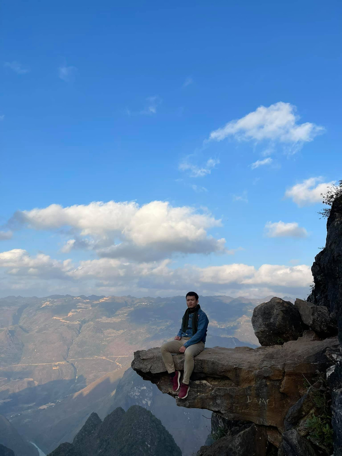 Không ít những bức ảnh check in ở mỏm đá sống ảo Hà Giang khiến nhiều người không khỏi rùng mình. Ảnh: Hứa Đặng Hoàng Lâm