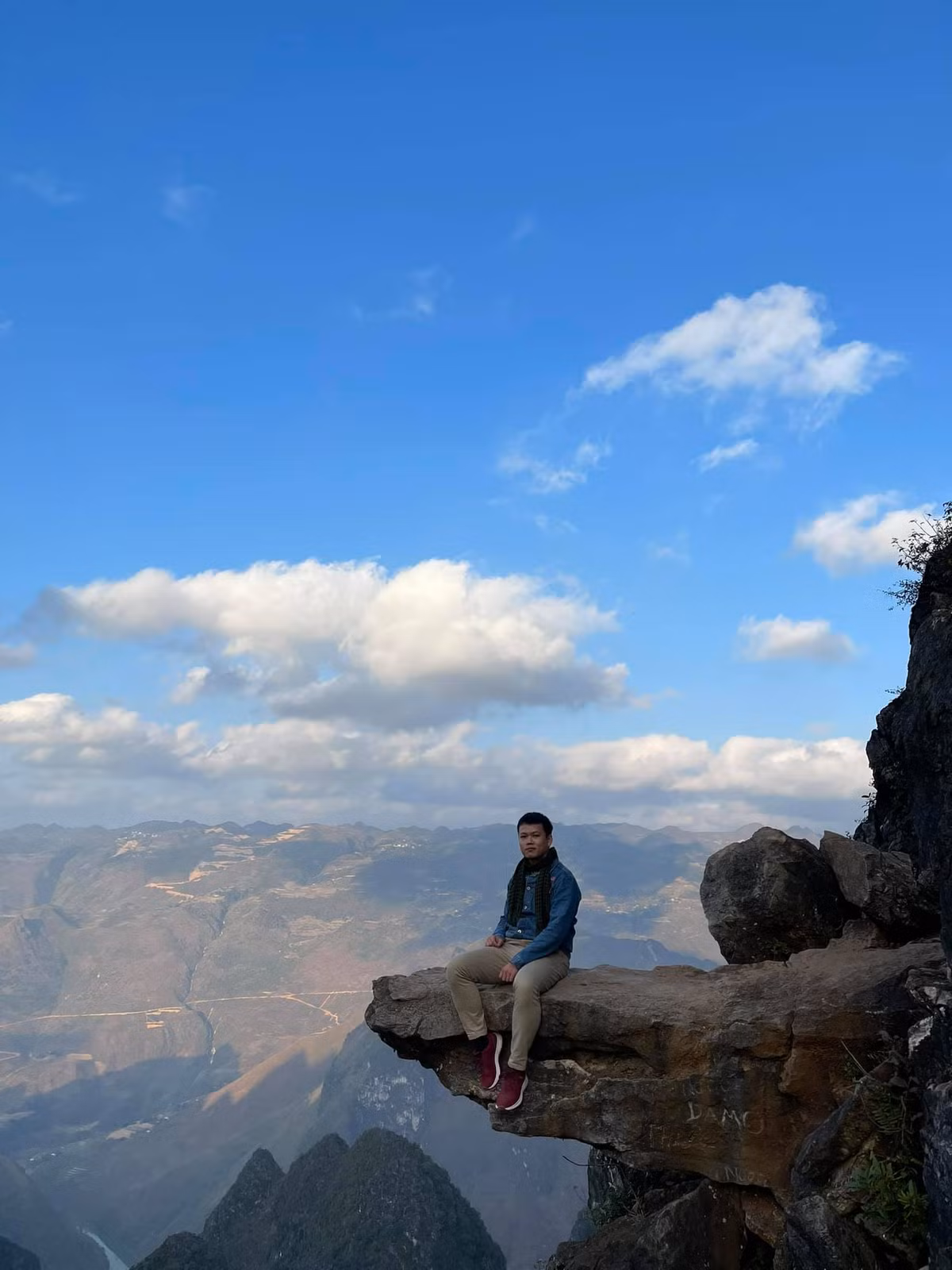 Không ít những bức ảnh check in ở mỏm đá sống ảo Hà Giang khiến nhiều người không khỏi rùng mình. Ảnh: Hứa Đặng Hoàng Lâm