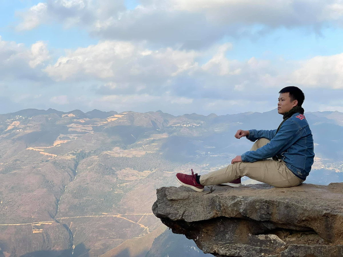 Muốn check in mỏm đá tử thần Hà Giang này, du khách cần phải có một tinh thần thép, không sợ độ cao. Ảnh: Hứa Đặng Hoàng Lâm