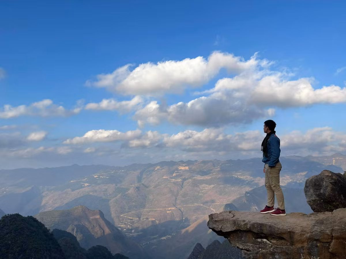 Song khi ngồi được ở mỏm đá này, bạn có thể thu trọn tầm mắt cảnh đẹp tuyệt mỹ của Hà Giang. Ảnh: Hứa Đặng Hoàng Lâm