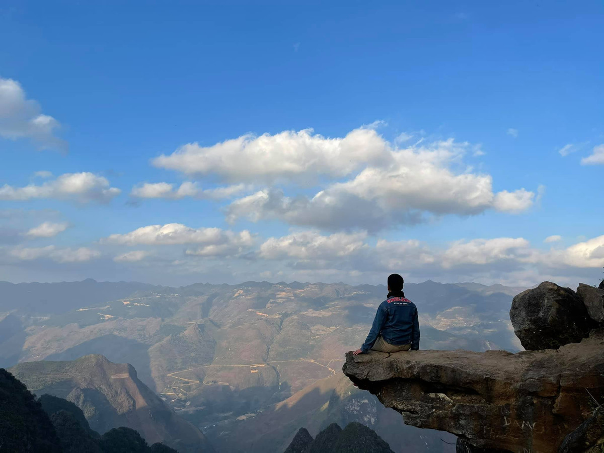 "Mỏm đá tử thần" ở Hà Giang từng là địa điểm check in nổi tiếng mặc dù nơi đây gây nhiều nguy hiểm cho du khách. Ảnh: Hứa Đặng Hoàng Lâm
