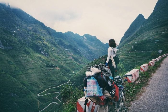 Một bên đèo là vách núi dựng đứng, bên kia là vực sâu thăm thẳm. Đèo Mã Pí Lèng sẽ khiến bất kì ai cũng phải sởn người về độ nguy hiểm cũng như độ hùng vĩ của nó. Ảnh: Internet