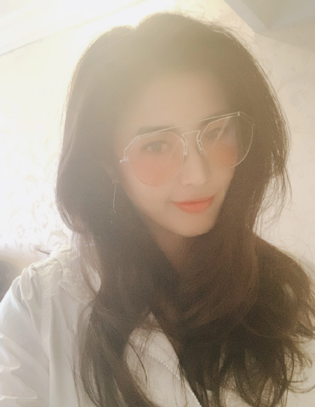 Không chỉ có chiều cao 1m88, nữ thủ môn này còn gây ấn tượng với gương mặt hài hòa, xinh đẹp cùng những đường nét sắc sảo, ăn ảnh.