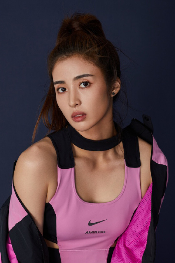 Triệu Lệ Na đắt show quảng cáo, thường xuyên được mời chụp hình cho các nhãn hiệu quần áo, giày thể thao.