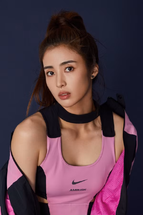 Triệu Lệ Na đắt show quảng cáo, thường xuyên được mời chụp hình cho các nhãn hiệu quần áo, giày thể thao.