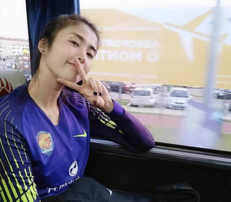 Cô sinh năm 1992, từng thi đấu cho đội tuyển bóng đá nữ quốc gia Trung Quốc. Năm 2020, trang Siam Sport của Thái Lan bình chọn cô vào danh sách 10 nữ cầu thủ đẹp nhất châu Á.