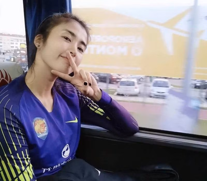 Cô sinh năm 1992, từng thi đấu cho đội tuyển bóng đá nữ quốc gia Trung Quốc. Năm 2020, trang Siam Sport của Thái Lan bình chọn cô vào danh sách 10 nữ cầu thủ đẹp nhất châu Á.