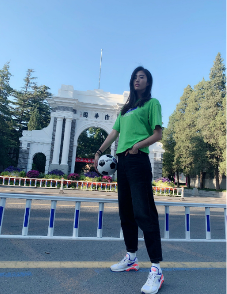 Lệ Na là một cô gái rất đa tài, đồng thời là hình mẫu lý tưởng của nhiều chàng trai khi có thể chơi thành thạo rất nhiều nhạc cụ như trống, guitar, tambourine và đàn keyboard điện tử.