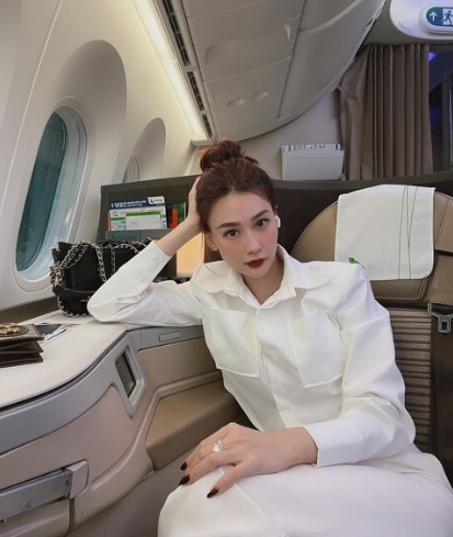 Theo dõi trang cá nhân của cô nàng, dễ dàng thấy được cô thường xuyên check in ở những nơi sang chảnh.