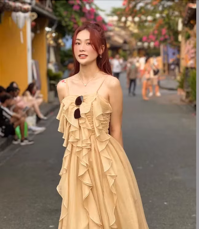 Cô nàng cũng được nhận xét là sở hữu nhan sắc xinh đẹp và vóc dáng bốc lửa.