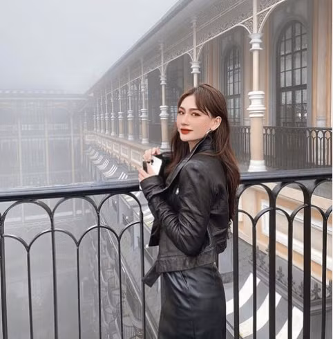 Nhiều bạn bè xác nhận đó là cô nàng chủ tài khoản Instagram Sâu Xinh, dù hậu vệ người Hải Dương đã cố tình che mặt.