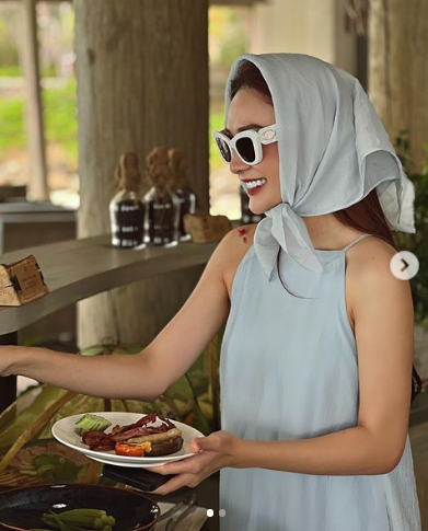 Trong các chuyến du lịch Sâu Xinh thường diện bikini gợi cảm, khoe đường cong nuột nà.