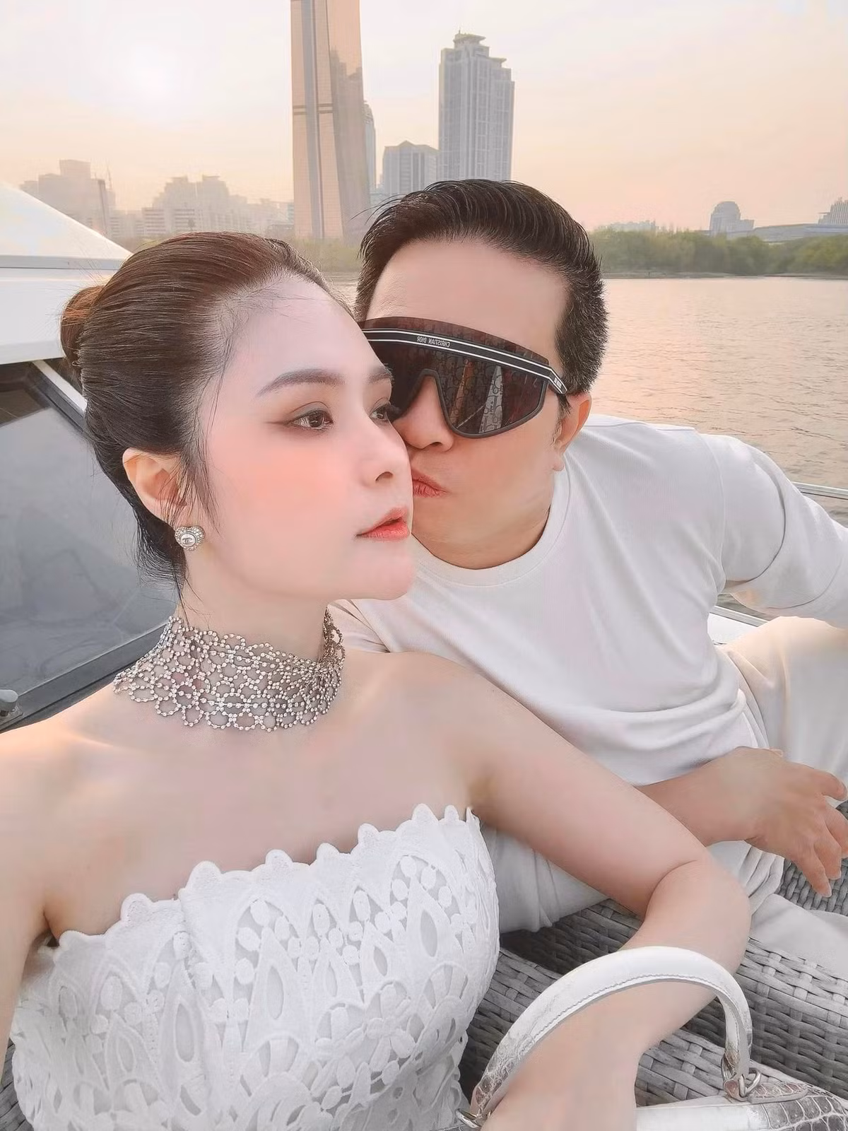 Hiện tại, vợ chồng Đoàn Di Băng đã đến văn phòng luật sư nhờ pháp luật can thiệp nếu sự việc bị đẩy đi quá xa.