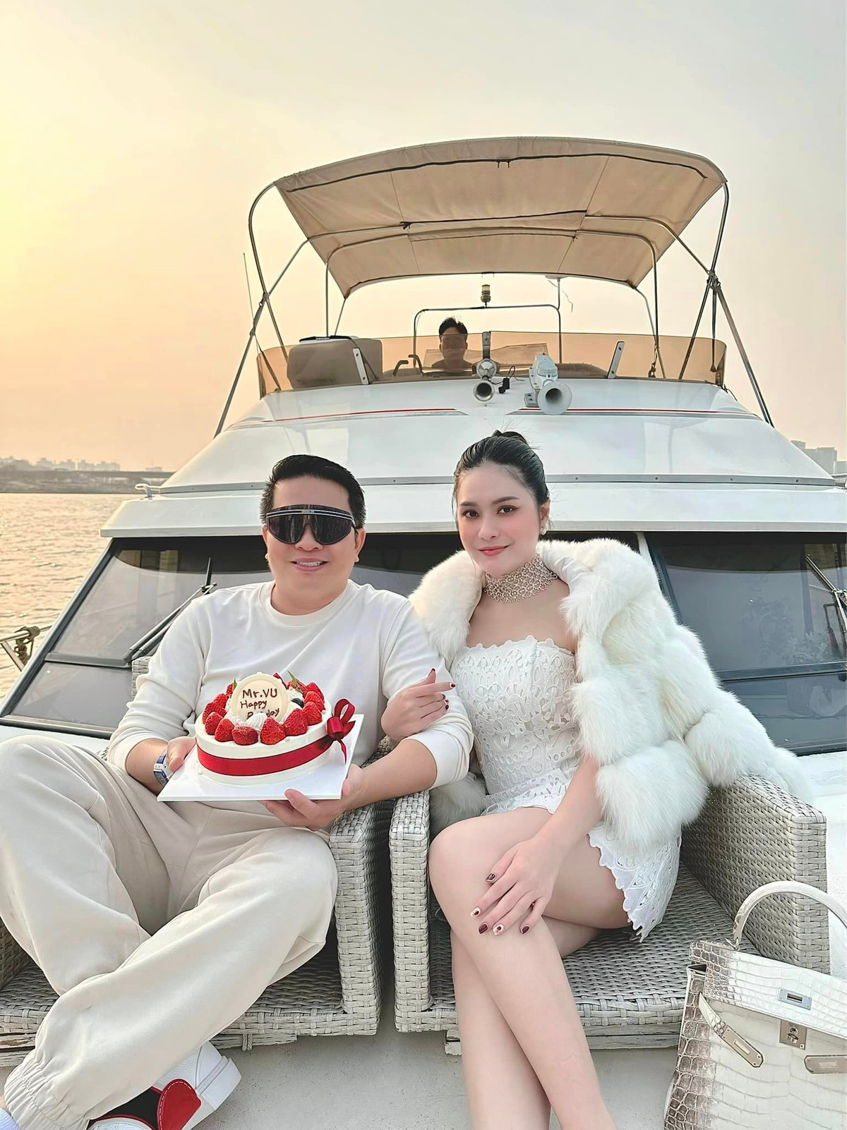 Hơn 10 năm sống chung, cặp đôi có với nhau 3 cô con gái xinh xắn, ngoan ngoãn. Ảnh: FBNV