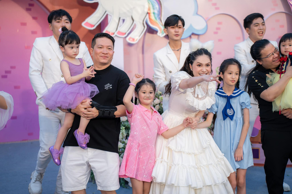 Nữ đại gia tiết lộ cô và chồng có một nguyên tắc mà cả hai đã thống nhất khi kết hôn đó là ai là người phản bội, ngoại tình sẽ ra đi tay trắng, không có bất kỳ tài sản nào.