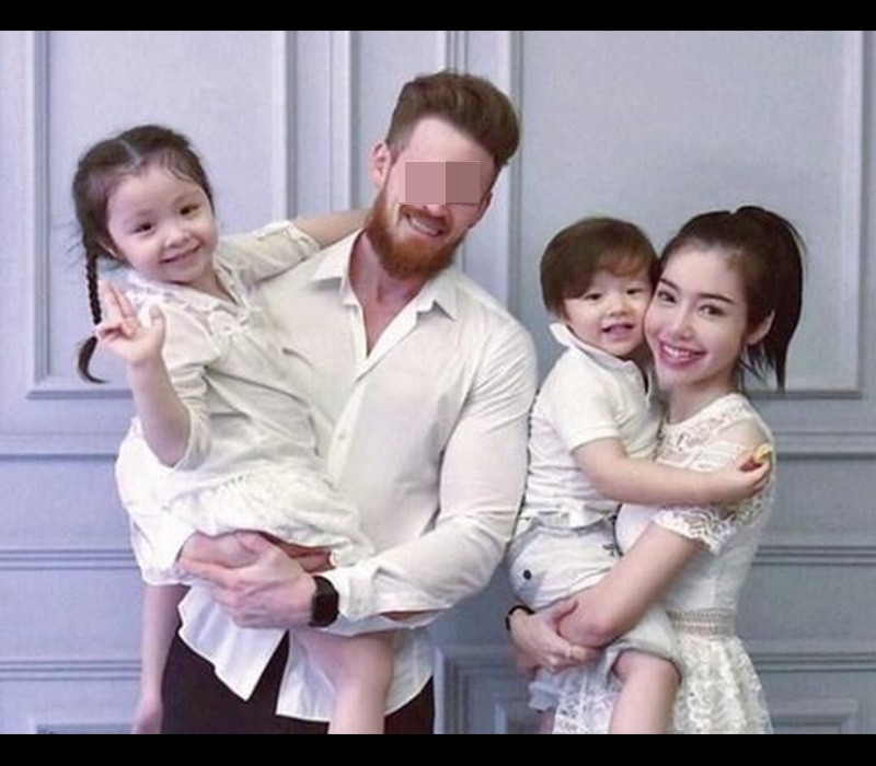  Hot girl Elly Trần từng có tổ ấm được nhiều người xuýt xoa khi nhìn ngắm ảnh gia đình. Bản thân Elly Trần có sắc vóc đẹp đỉnh, còn chồng cô sở hữu ngoại hình cao to, khá điển trai.