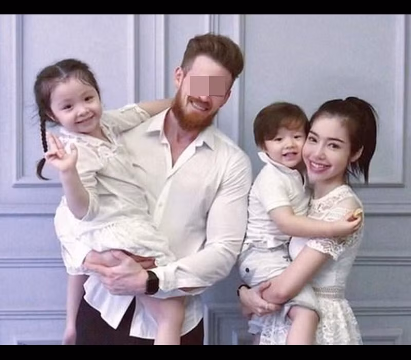  Hot girl Elly Trần từng có tổ ấm được nhiều người xuýt xoa khi nhìn ngắm ảnh gia đình. Bản thân Elly Trần có sắc vóc đẹp đỉnh, còn chồng cô sở hữu ngoại hình cao to, khá điển trai.