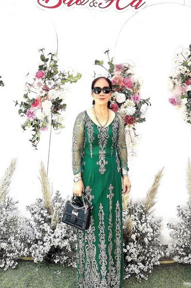 Chị Nguyễn Thị Hoa vẫn giữ lối ăn mặc thanh lịch, nhã nhặn và rất tôn dáng, càng toát lên vẻ đẹp của người phụ nữ.