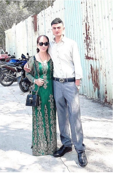 Trong bức ảnh mới nhất được đăng tải, cô dâu Nguyễn Thị Hoa tình tứ bên chồng trẻ. Nhan sắc ở tuổi 69 của cô Hoa được khen ngợi.