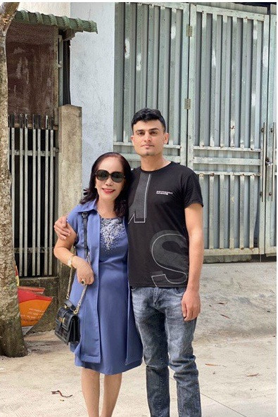 Có cư dân mạng còn nhận xét chị có phần trẻ hơn và tươi tắn hơn so với những bức ảnh cách đây vài năm.