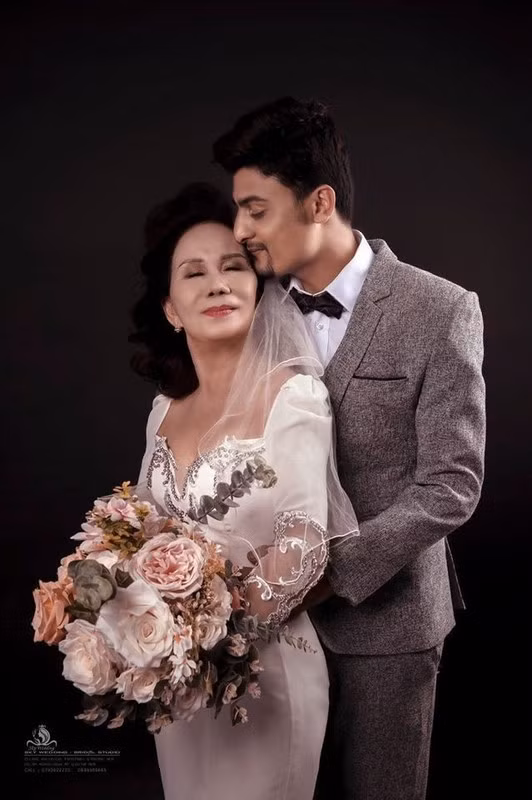 Không rõ tương lai của "cô dâu 65 tuổi" sẽ ra sao nhưng hiện chị rất hài lòng với cuộc sống trước mắt. Ảnh: FBNV