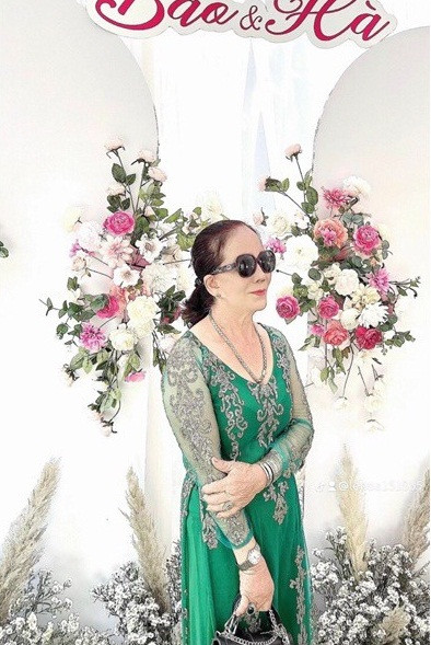 Nhiều cư dân mạng cho rằng “hạnh phúc” chính là bí quyết trẻ mãi của người phụ nữ U70 này.