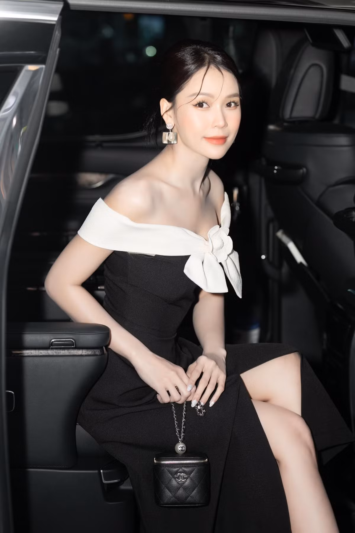 Cách đây vài năm, Sam từng tiết lộ với truyền thông rằng năm 27 tuổi, cô đã có trong tay 50 tỷ đồng.