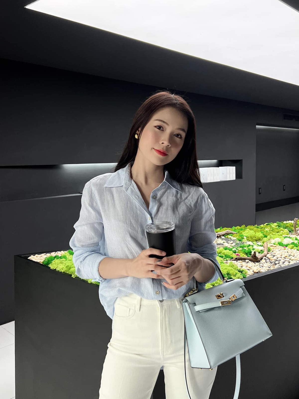 Về khối tài sản của mình, Sam từng chia sẻ phần lớn thu nhập đều đến từ việc kinh doanh chứ không phải là các hoạt động nghệ thuật. Ngay từ khi mới 16 tuổi, cô đã tự mở một shop thời trang lớn, một mình đi sang Trung Quốc và Thái Lan để nhập hàng về bán.