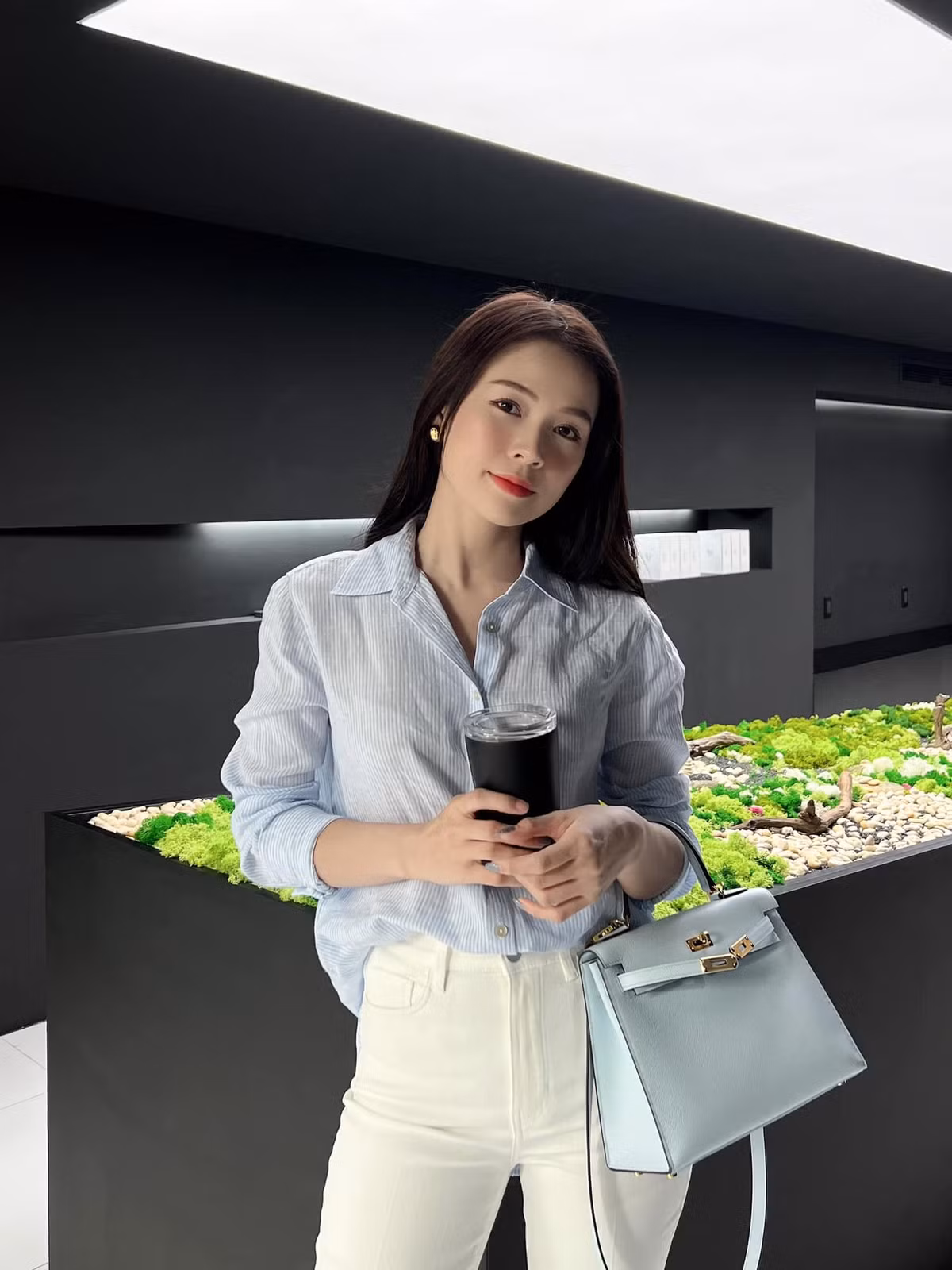 Về khối tài sản của mình, Sam từng chia sẻ phần lớn thu nhập đều đến từ việc kinh doanh chứ không phải là các hoạt động nghệ thuật. Ngay từ khi mới 16 tuổi, cô đã tự mở một shop thời trang lớn, một mình đi sang Trung Quốc và Thái Lan để nhập hàng về bán.