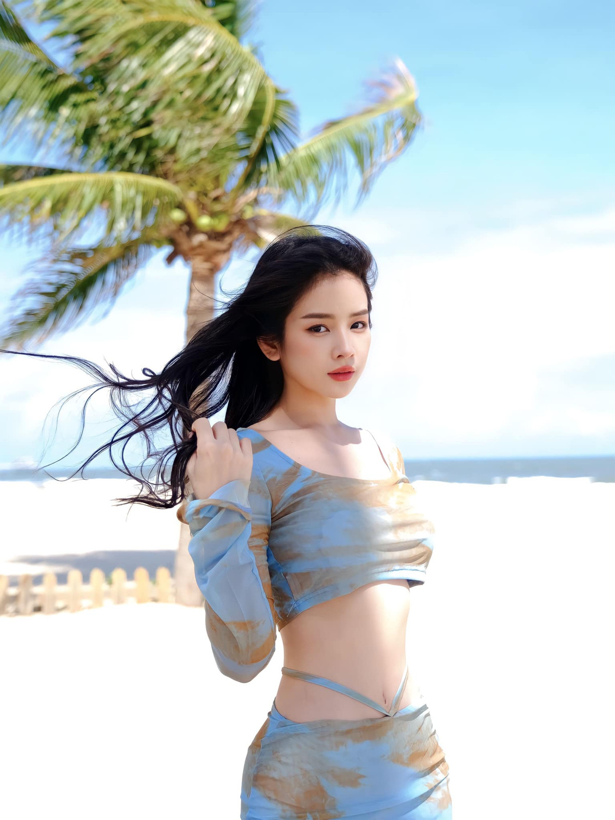 Mỗi khi đi du lịch biển, hot girl DJ này thường chọn những set đồ tôn dáng, cắt khoét tinh tế thay vì mặc đồ tắm táo bạo.