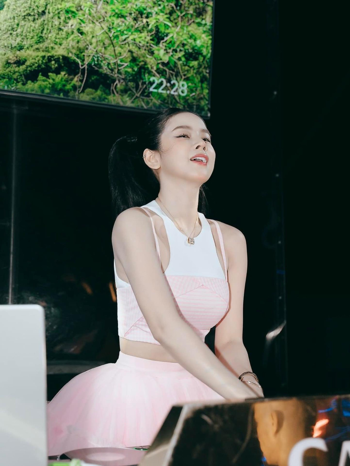 Bên cạnh vẻ ngoài ưa nhìn, DJ Mie còn sở hữu làn da trắng không tì vết.