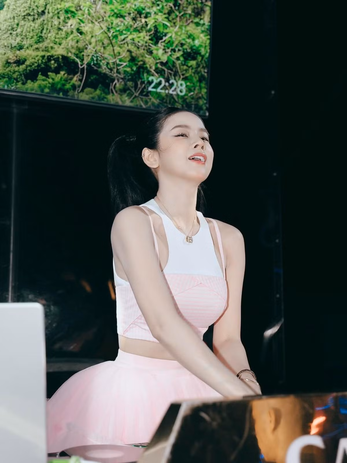 Bên cạnh vẻ ngoài ưa nhìn, DJ Mie còn sở hữu làn da trắng không tì vết.