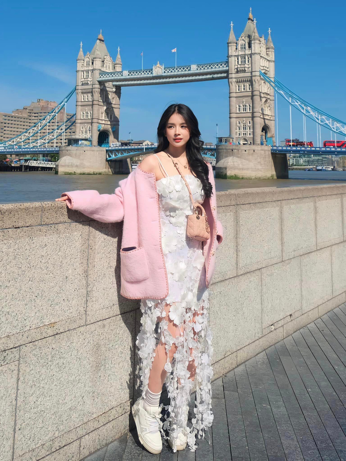 Nhờ gương mặt xinh xắn, 9X được khán giả và đồng nghiệp phong là "Hoa hậu DJ".