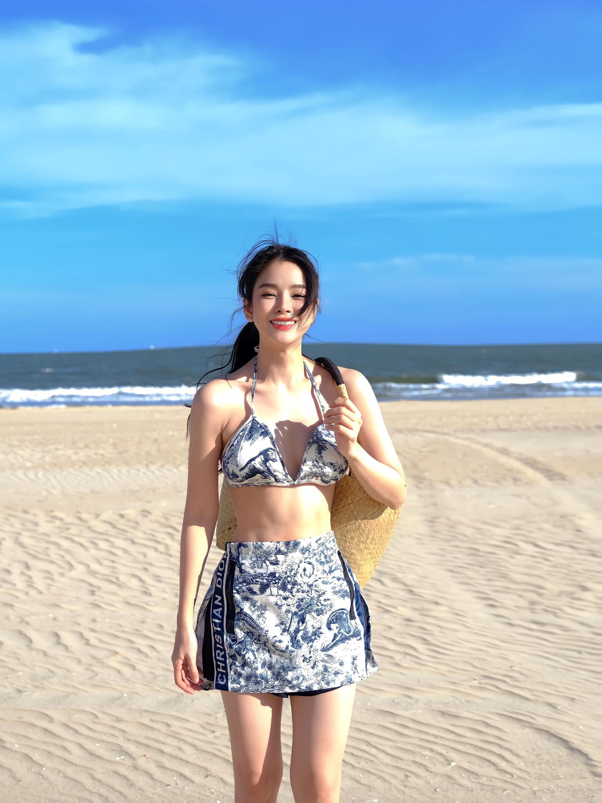 Nhiều bình luận nhận xét cô như búp bê, hoặc AI trong loạt ảnh mới này.