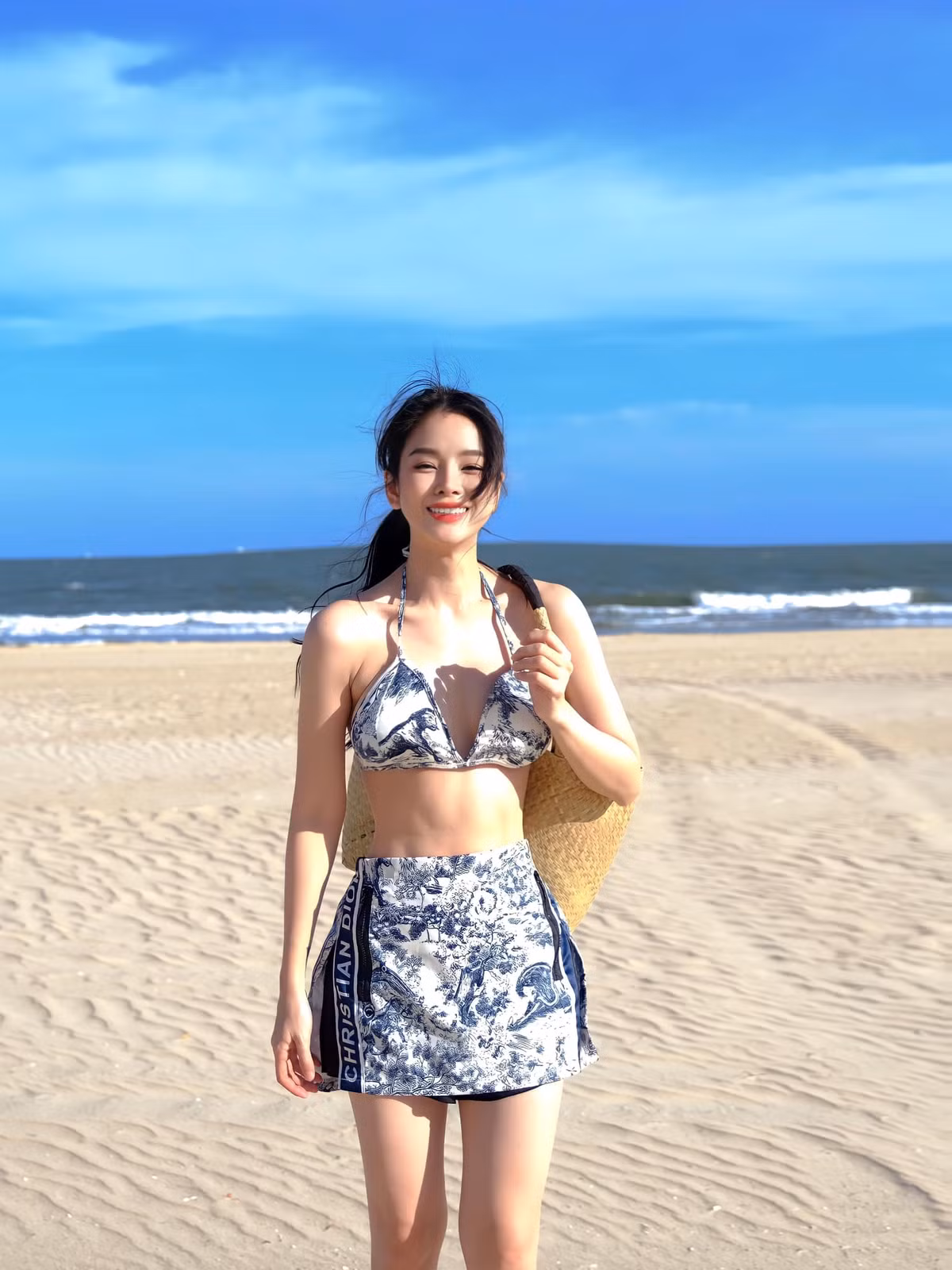 Nhiều bình luận nhận xét cô như búp bê, hoặc AI trong loạt ảnh mới này.