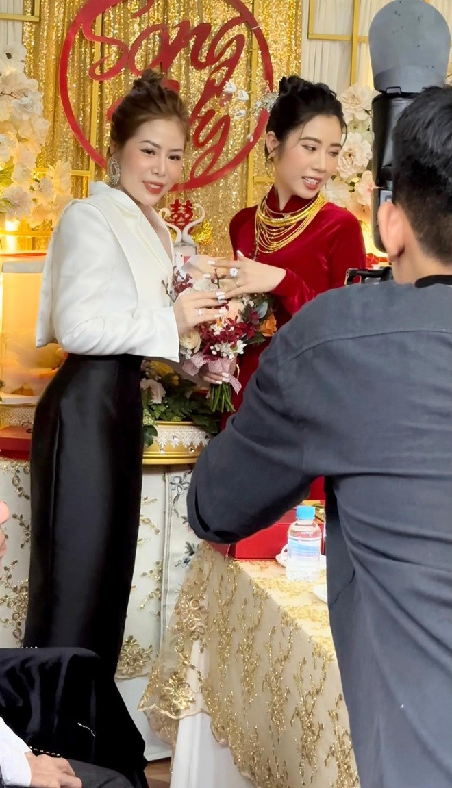 Những hình ảnh về đám cưới hồi môn "khủng" này sau khi chia sẻ lên MXH thu hút sự chú ý, hầu hết netizen xuýt xoa, ngưỡng mộ.