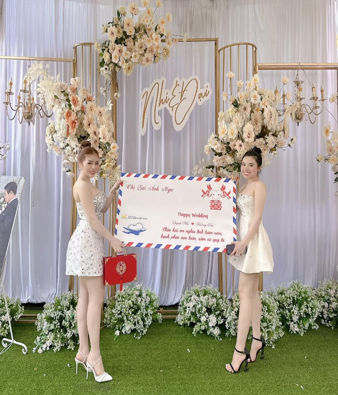 Theo tiết lộ, cặp đôi trong đám cưới này nhận được của hồi môn siêu khủng. Cụ thể, bố mẹ đẻ cho 2 cây vàng, chị gái tặng nhẫn hột xoàn trị giá 2 tỷ đồng, một phong bì to. Về phía nhà trai, bố mẹ chồng tặng 5 cây vàng miếng và một cây vàng trang sức làm của hồi môn; 2 em gái chồng tặng một cây vàng. Cô dì chú bác hai bên tặng khoảng 2 cây vàng và phong bì cưới. Số quà cưới trên chưa tính một số món quà khác mà bạn bè cô dâu chú rễ trao tặng.