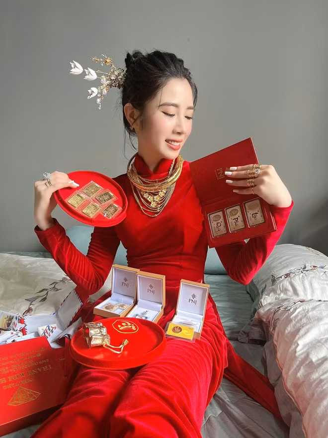 Ước tính tổng số quà cưới mà cô dâu chú rể nhận được trong đám cưới lên tới hàng chục tỷ đồng, gồm vòng – kiềng – nhẫn vàng, hột xoàn, tiền…