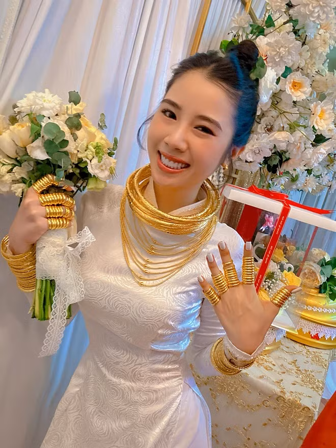 Cô dâu tên tên Quỳnh Nhi sinh năm 2000 là chủ tiệm phun xăm thẩm mỹ và nail tại Sài Gòn, còn chú rể là Hoàng Đại sinh năm 1989 là doanh nhân trong lĩnh vực mua bán xe công trình.