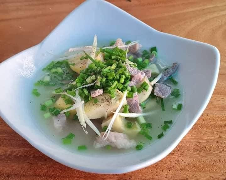 Cụ thể, 2 món sầu riêng xanh nấu canh xương heo và sầu riêng xanh nhúng lẩu bò đã được 1 chị nội trợ thử nấu thành công và bất ngờ nổi rần rần khắp MXH. Ảnh: Phạm Hoàng Thái Minh Thư