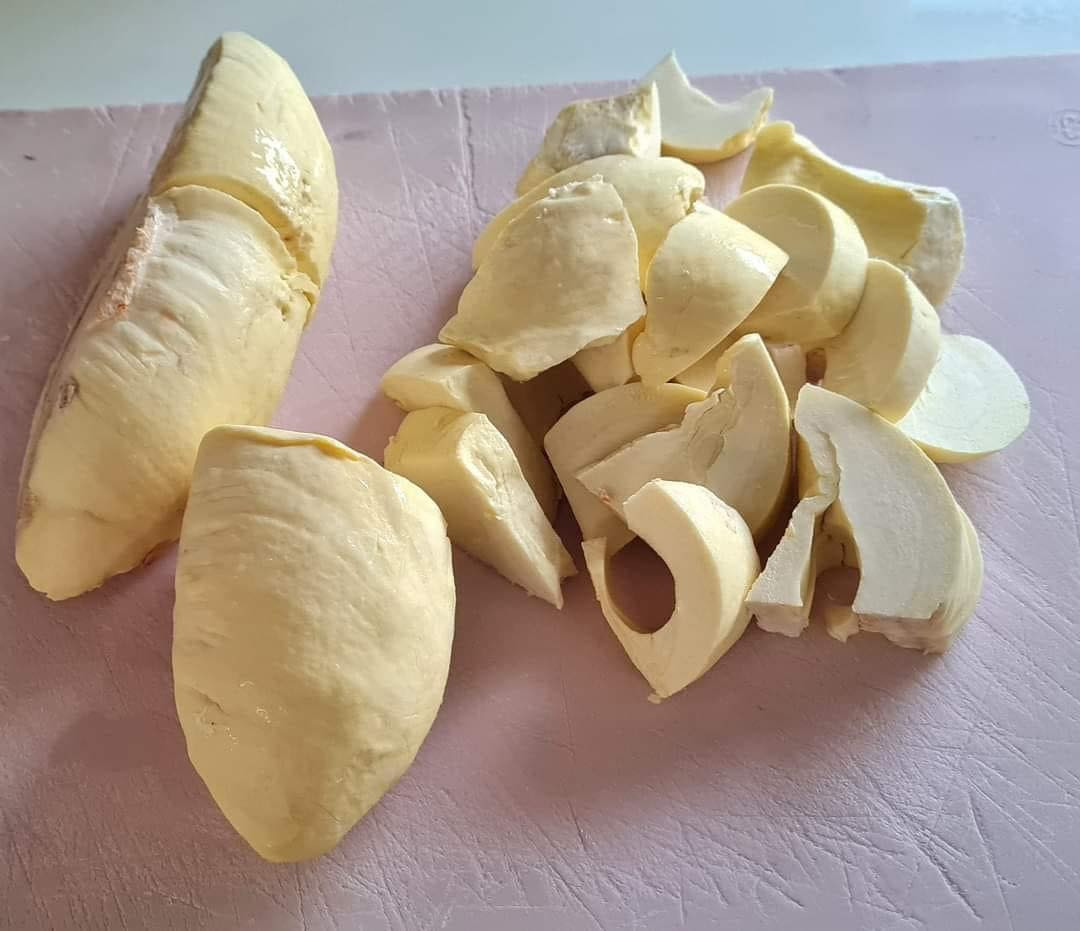 Sau hai món ăn lạ miệng trên, gần đây nhất netizen vừa phát hiện ra món ngon mới được chế biến từ sầu riêng xanh. Món này ngon đến độ nhiều người dự đoán sầu riêng xanh sẽ "gánh nạn tam tai" giúp 2 người anh em còn lại. Ảnh: Phạm Hoàng Thái Minh Thư