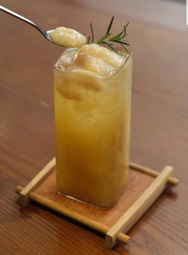 Một trong những món ăn lạ làm từ mãng cầu phải kể đến là trà mãng cầu, lướt đâu cũng thấy video chia sẻ công thức cũng như giới thiệu về món đồ uống này. Ảnh: ku_barista