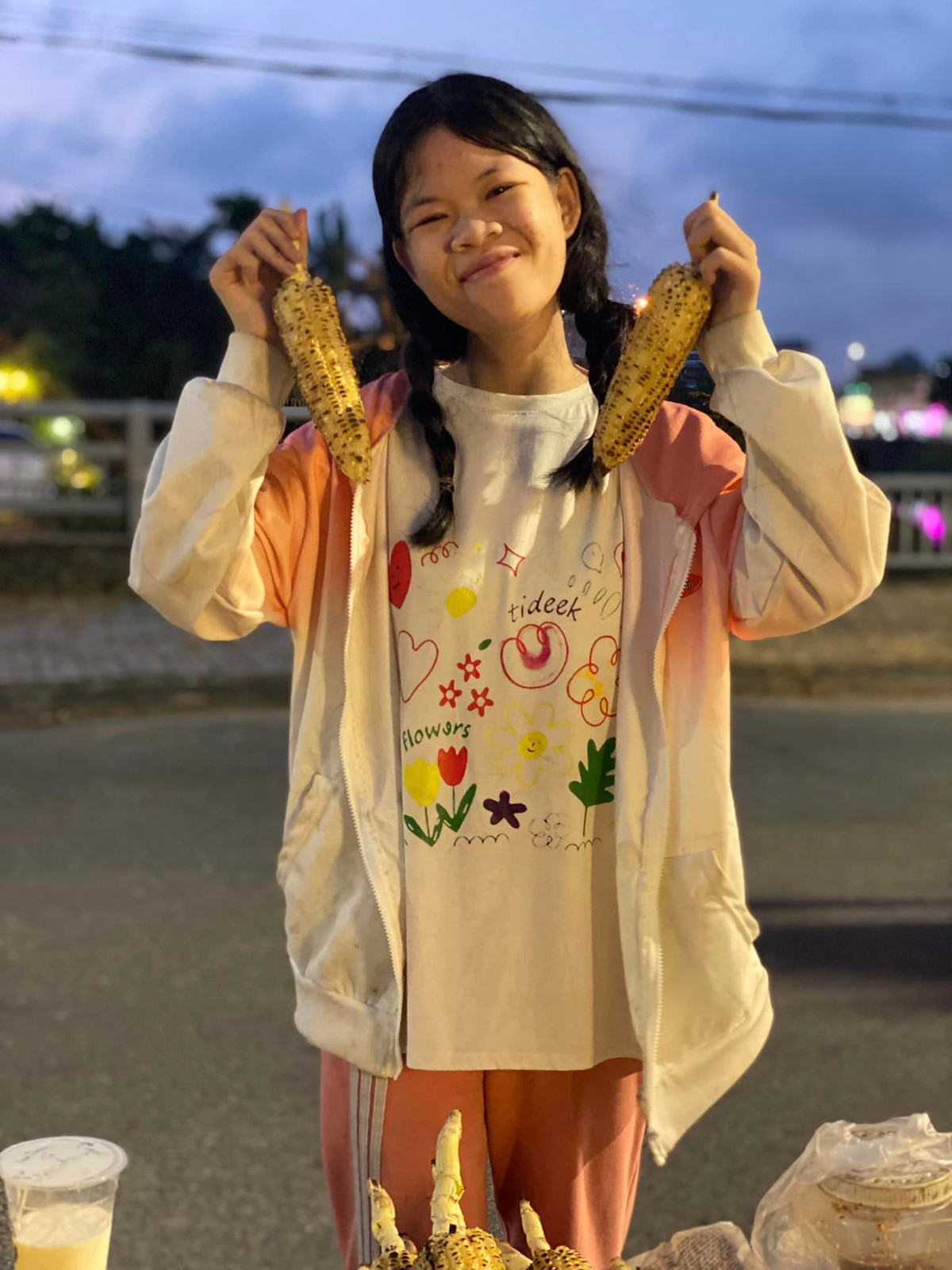 Cũng nhờ sự nổi tiếng của bản thân mà Thanh Nga Bento có thể kiếm thu nhập từ quảng cáo cho các nhãn hàng, dù tiền cát-xê không cao nhưng đủ để cô góp phần giúp đỡ bố mẹ. Ảnh: Tổng hợp